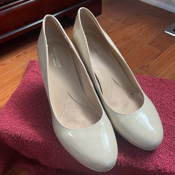 Patent leather Naturalizer heels size 7 - Picture 1 of 4